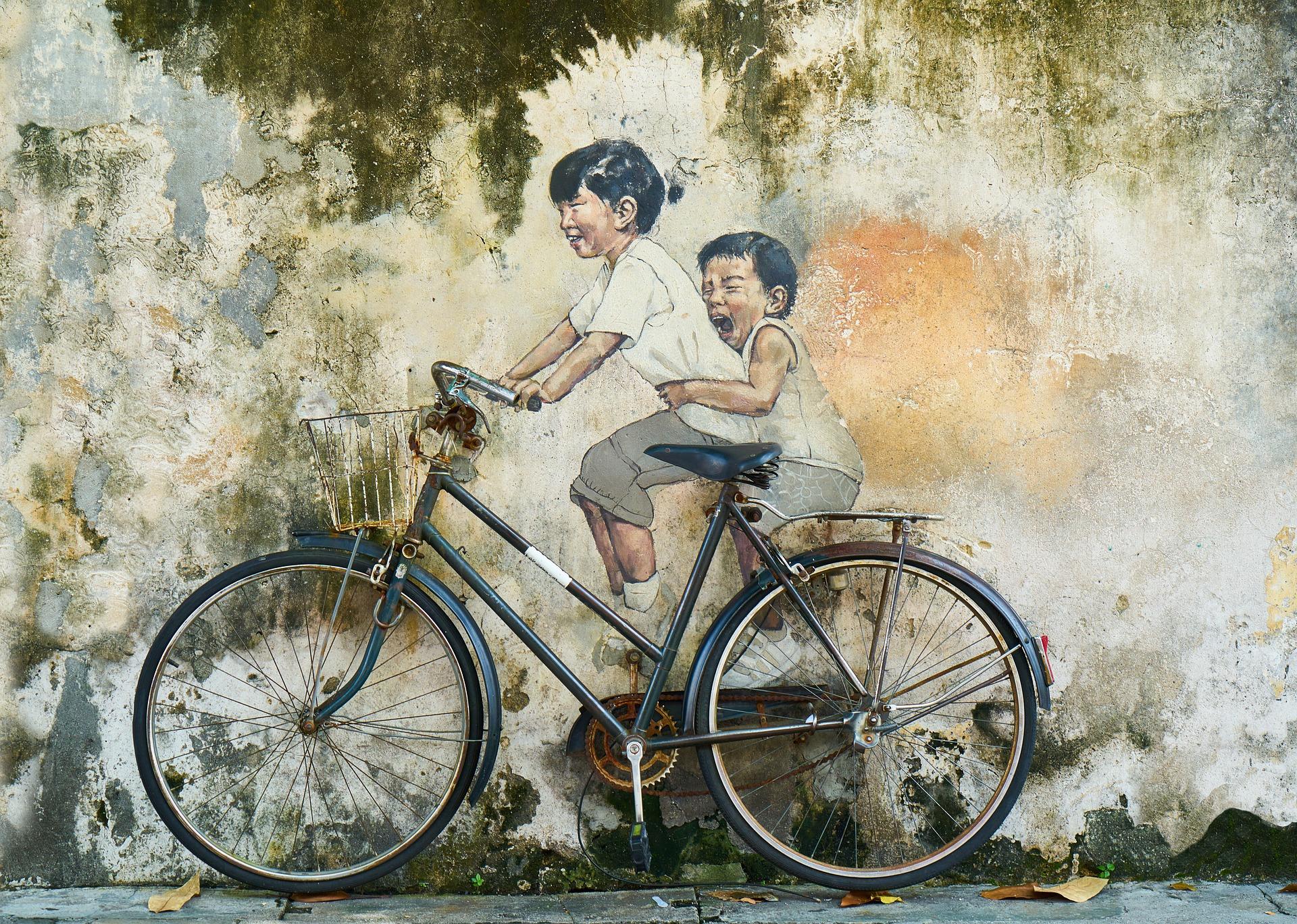 Dos niños en bicicleta
