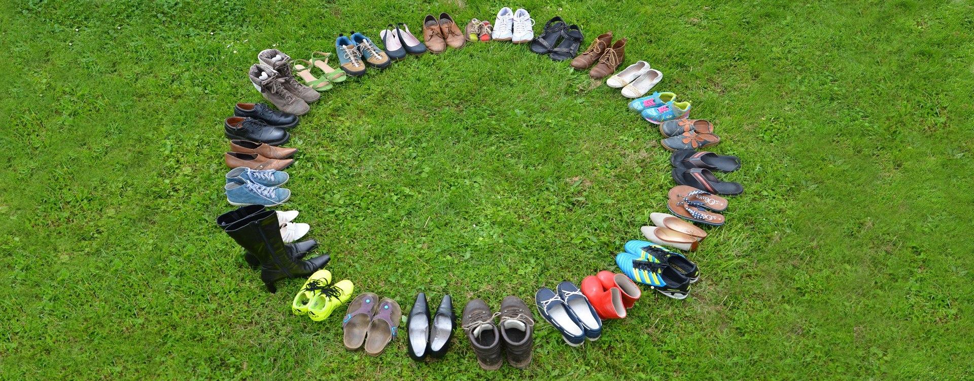 Imagen de una rueda formada por diversos tipos de calzado