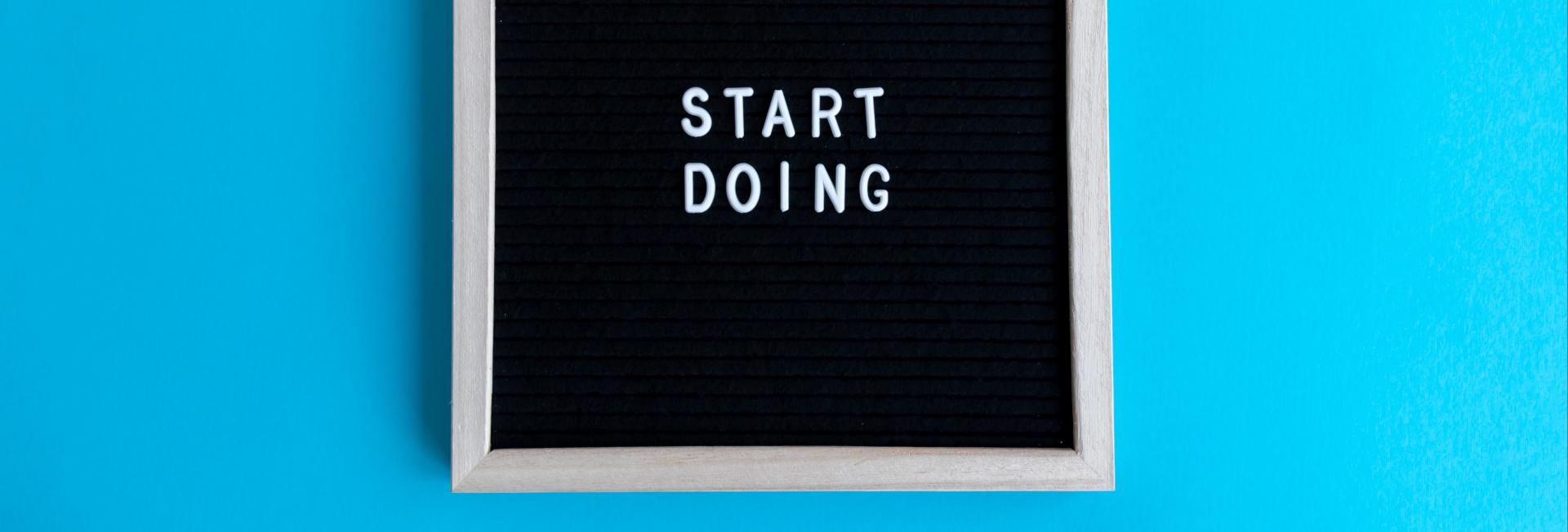 Tablero en el que se lee "Start doing"
