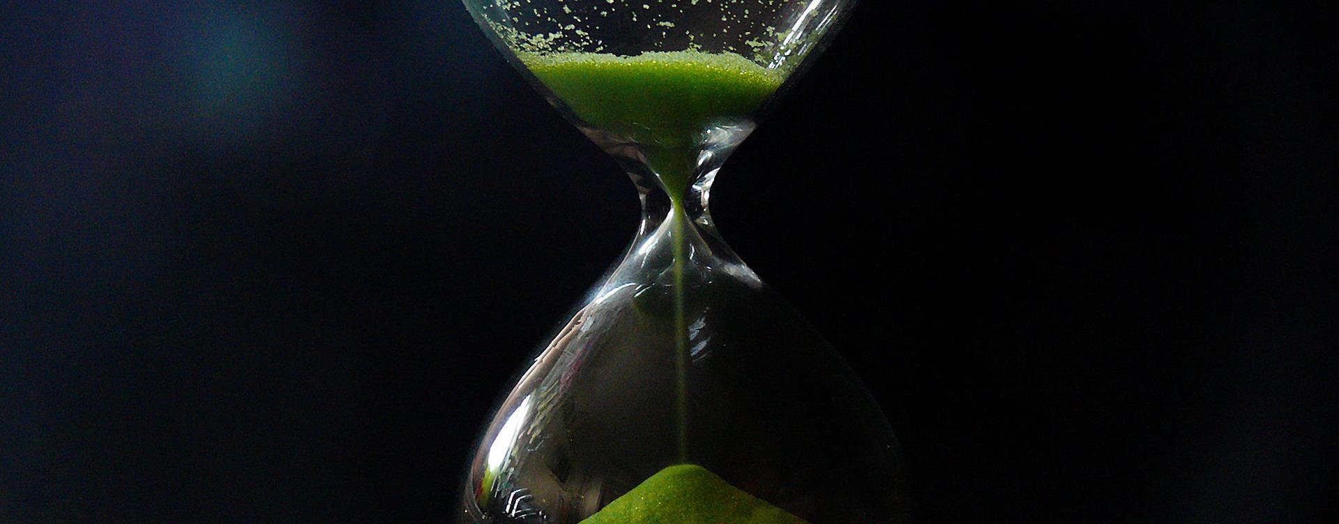 reloj de arena con contenido verde