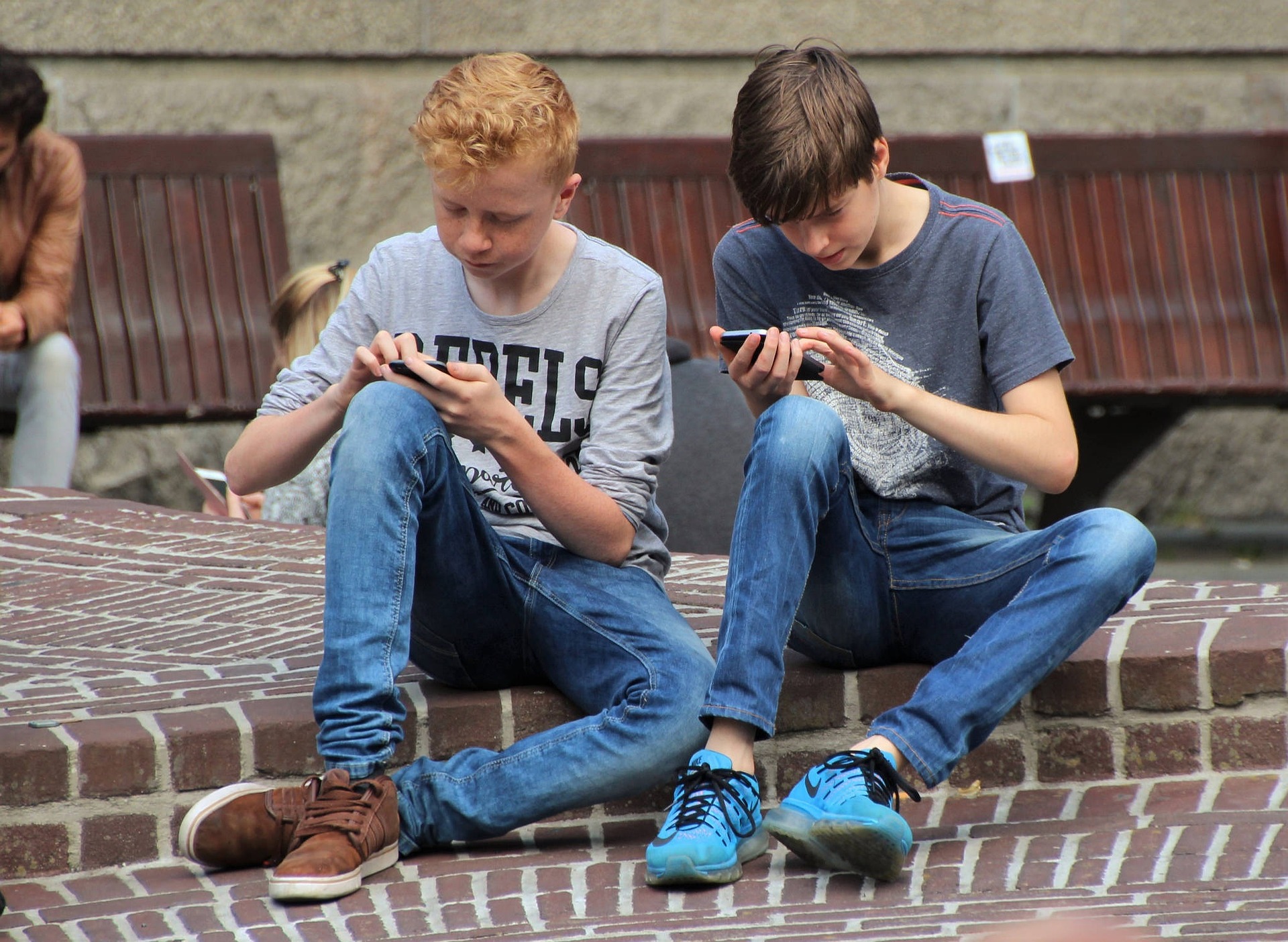 pareja de chicos adolescentes consultando su teléfono móvil