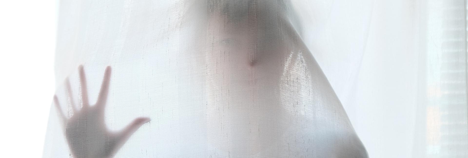 Persona tras cortina