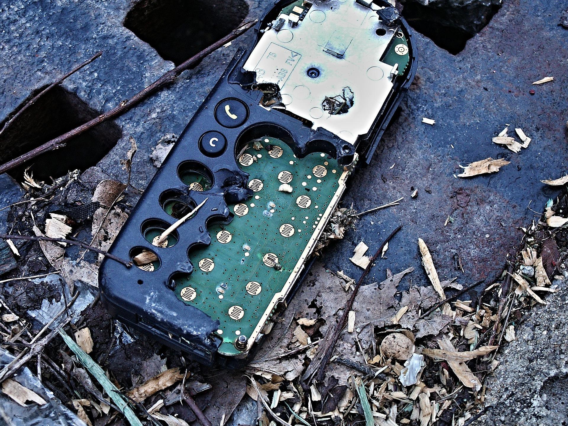 teléfono móvil roto tirado en el suelo