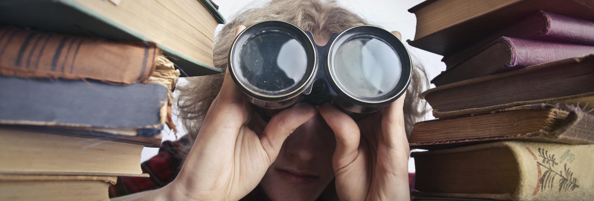 Mujer con binoculares