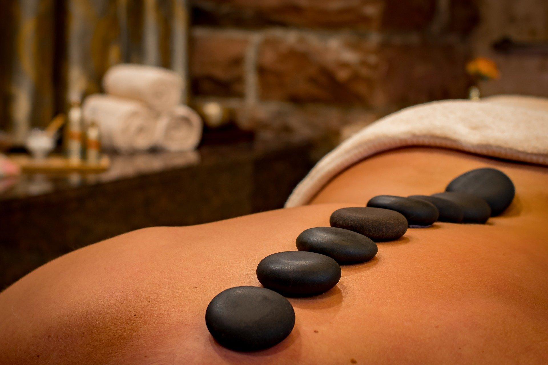 piedras de masaje sobre una espalda