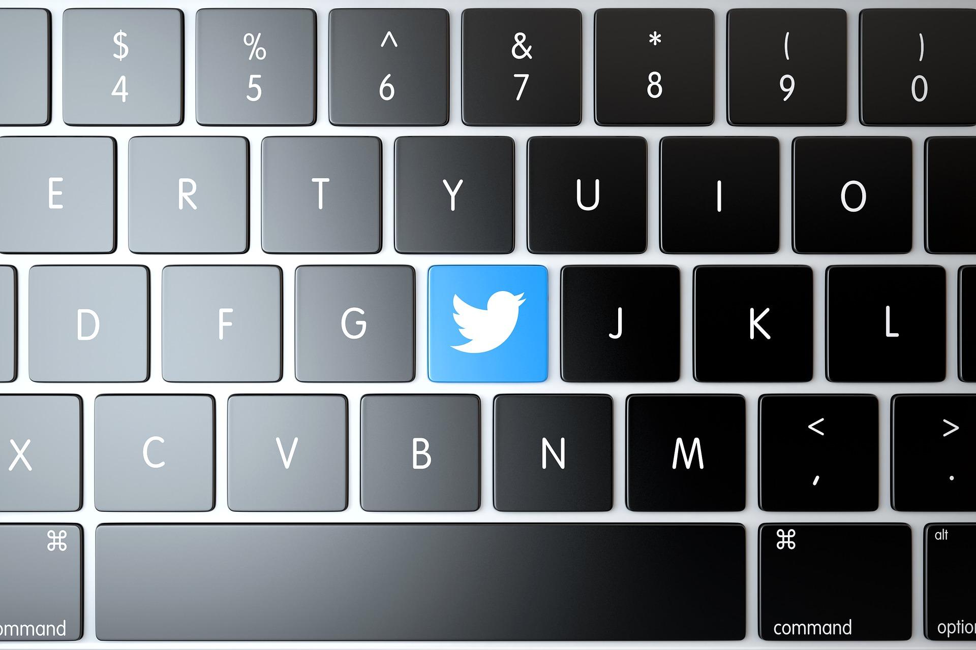 teclado de ordenador y tecla de Twitter resaltada
