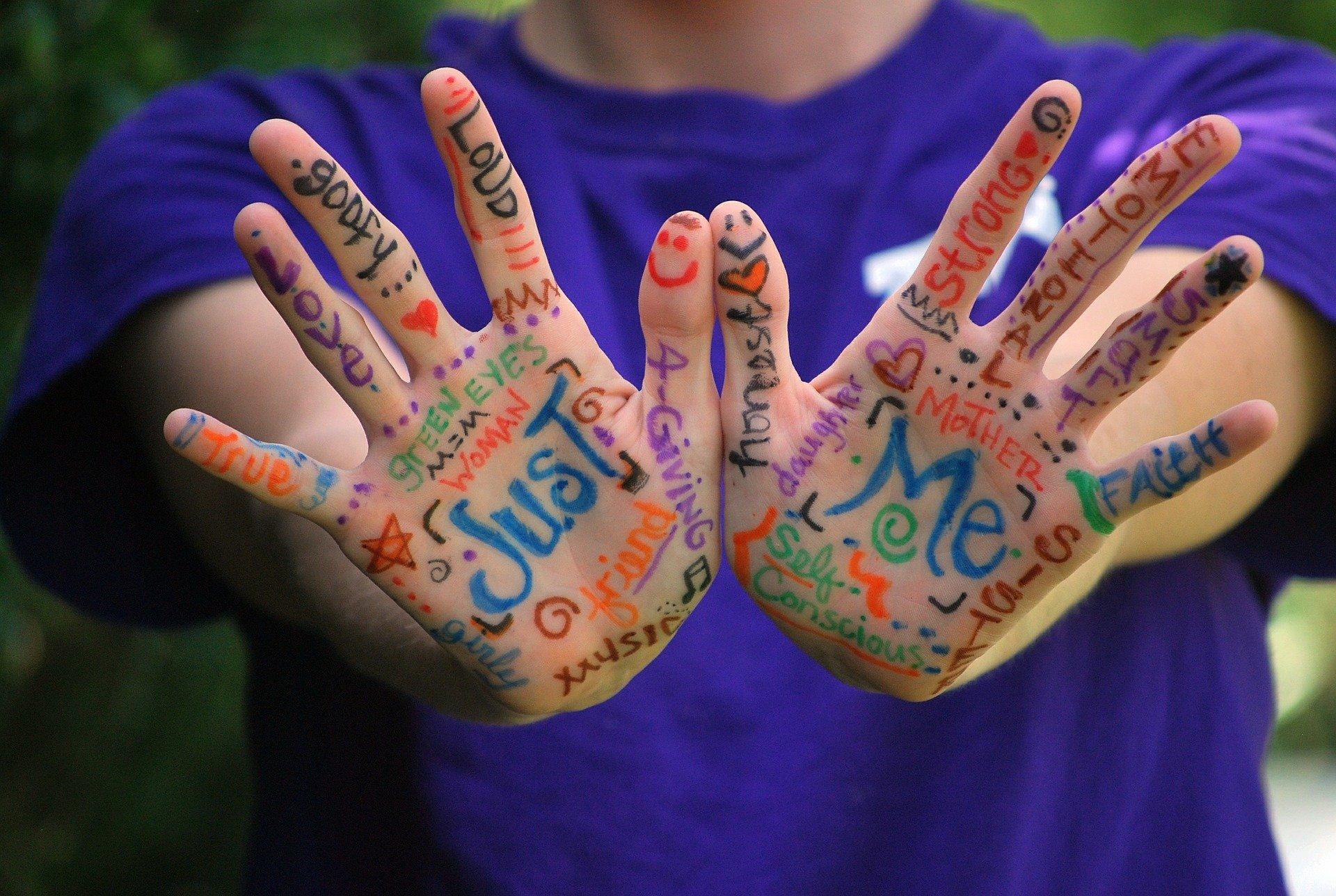 manos pintadas con mensajes