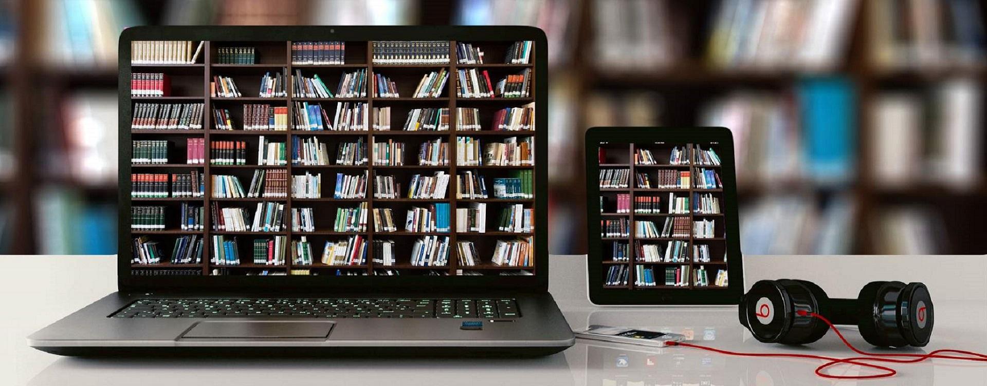 Ordenador y tablet que muestran una biblioteca repleta de libros
