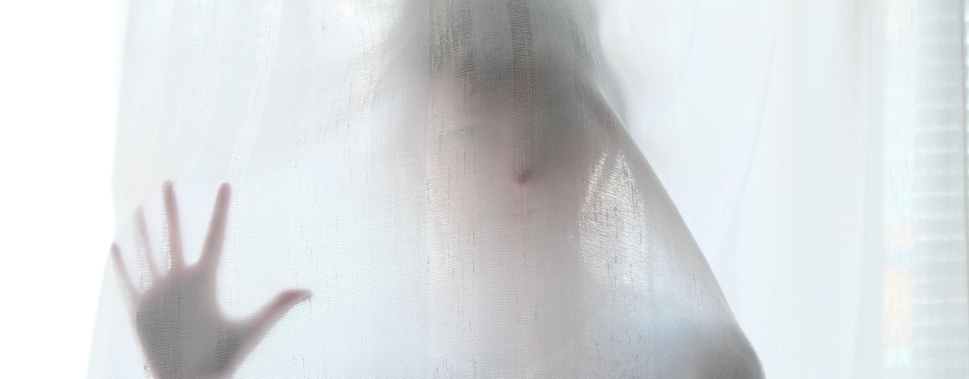 Persona tras cortina