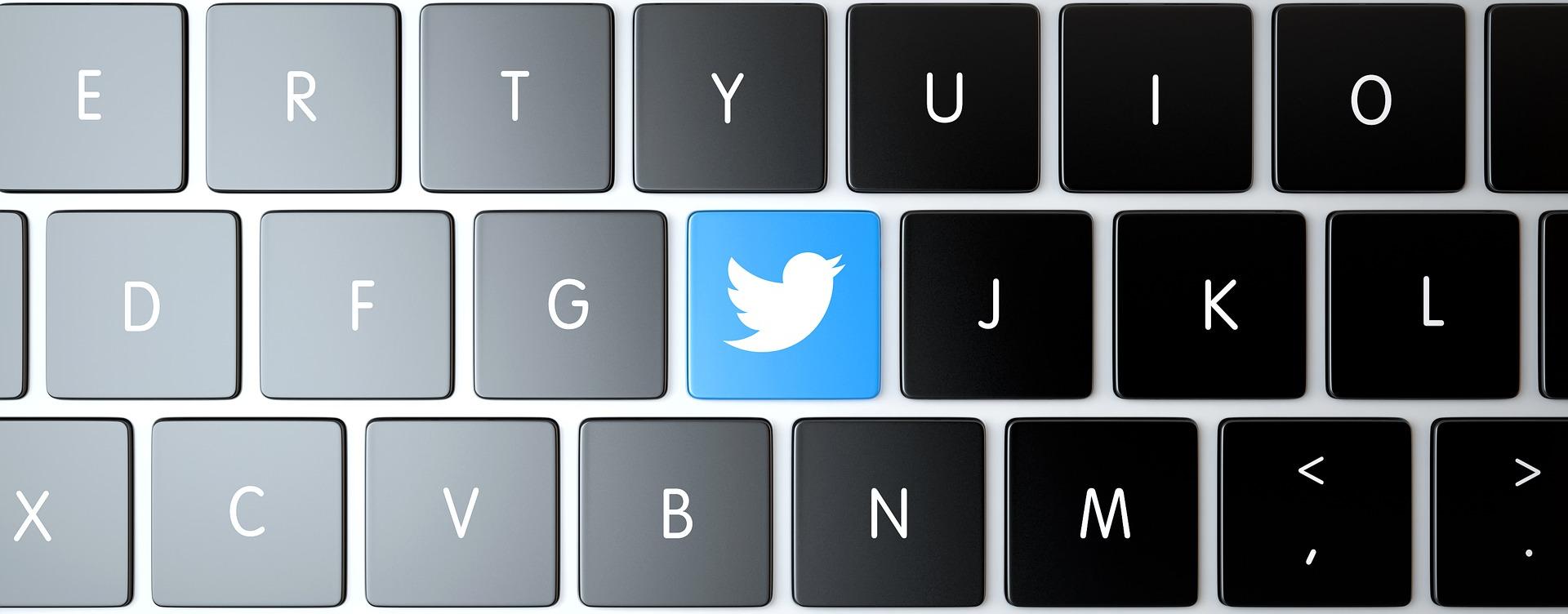 teclado de ordenador y tecla de Twitter resaltada
