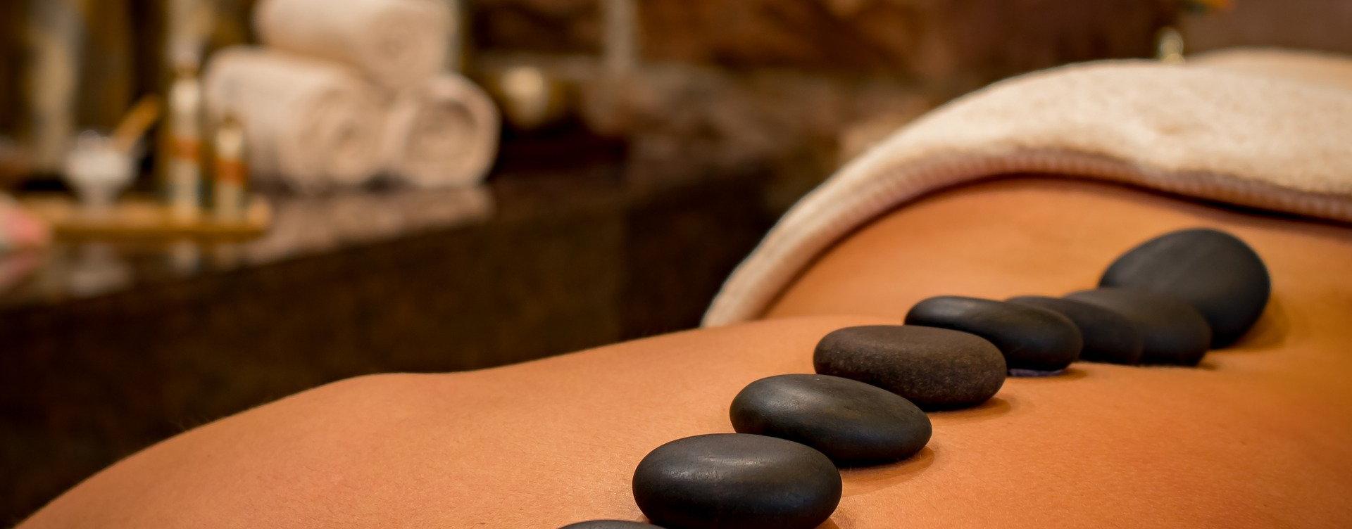 piedras de masaje sobre una espalda