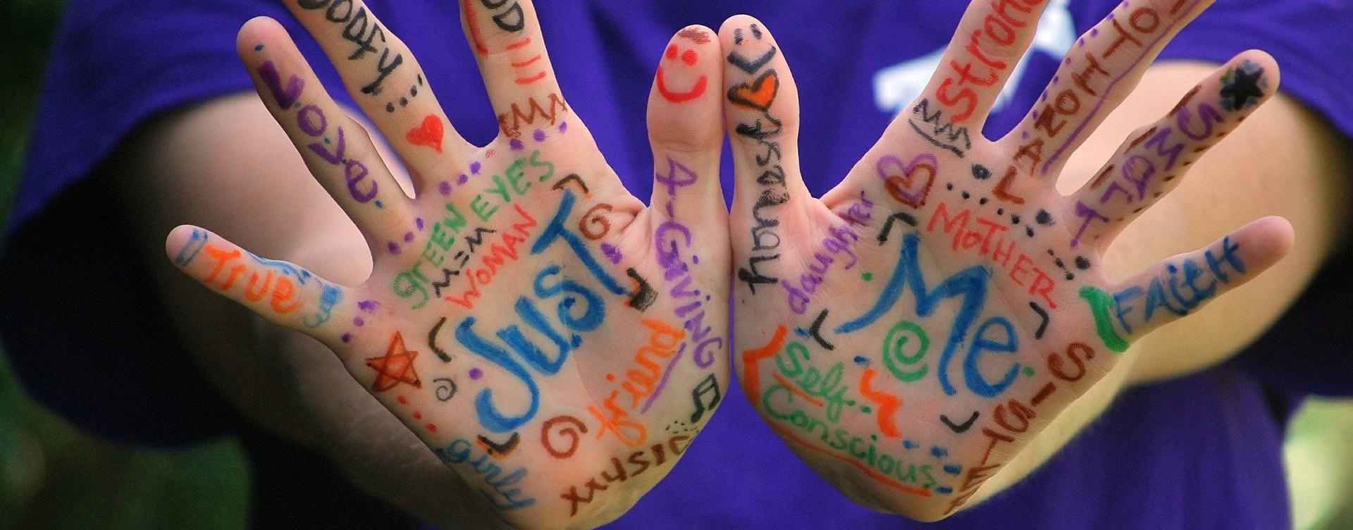 manos pintadas con mensajes